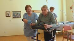 Domovy seniorů omezí kapacity. Více než dva lidé na pokoji už nebudou