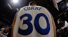 Šílenec Curry skóroval z poloviny hřiště! Nakonec dal 43 bodů