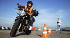 Ženám jde řízení motorek lépe než mužům, říká učitel autoškoly Greiner