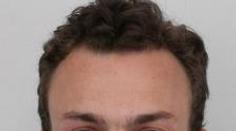 Podvodník si vymyslel smrt otce, aby si mohl půjčit auta! Hledá ho policie