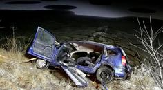 Svědek nehody zachránil řidiče, jehož auto se převrátilo do rybníka