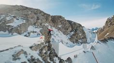 Francouzský snowboardcrossař se smál nebezpečí do očí. Skákal kolem skal