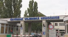 Razie v Ústřední vojenské nemocnici. Policie zadržela 11 lidí
