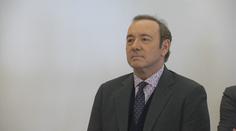 Opil mě a osahával, tvrdí mladík o slavném herci. Začal soud