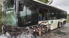 Na Jihlavsku se srazil autobus s náklaďákem. Na místo letěl vrtulník