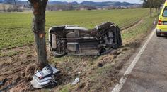 Řidič narazil se škodovkou do stromu. Záchranáři už mu nemohli pomoci