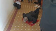 Zvláštní forma podpory pro zubařku. Křik u soudu nestačil, žena začala dělat kliky