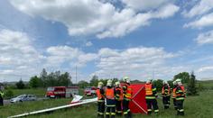 Dvě nehody letounů: Větroň spadl na kruhový objezd, pilot zemřel