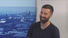 Letošní mistrovství je lehce bizarní, říká fotbalový komentátor