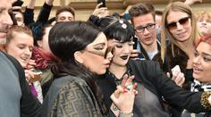 To ještě není Halloween, to jen přijela Lady Gaga do Česka