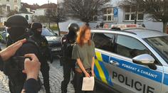 Čelí obvinění z terorismu. Tohle jsou mladí lidé, kteří měli zapálit zbrojovku