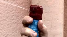 Aby se dostal k telefonům, neváhal použít slzný sprej. Zloděj měl řádit ve třech krajích