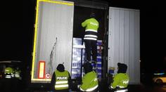 Policisté objevili v kamionu uprchlíky. Přístroj slyšel tep jejich srdce