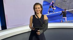 Hrdinka Puhajková: Nepříjemný pád na kole, ruka v sádře. Zprávy ale moderuje