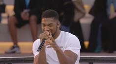 Zlato v pěstech i hrdle. Boxerský šampion Joshua rapoval v centru Dubaje