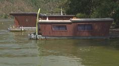 Lidé jsou bezohlední, zuří manžel Heleny Vondráčkové. Hausbótem jim houpají vlny