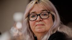 Senátorka Zwyrtek Hamplová zkolabovala. Z jednání ji odvezla sanitka