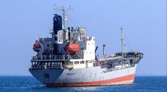 V Černém moři hoří tanker. Po útoku dronů úřady zavřely pláže u Soči
