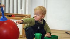 Sněmovna schválila novelu, která má podpořit pěstouny a snížit počty dětských ústavů