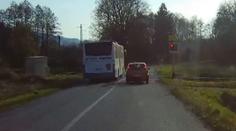 Linkový autobus předjížděl na blikajícím přejezdu! Už se hnal vlak