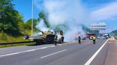 Požár náklaďáku zastavil provoz na Pražském okruhu. Auto vezlo historický tank