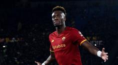 AS Řím vystřelil výhru kanonýr Abraham, oba týmy dohrávaly v deseti lidech