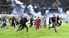 Divoký závěr Ligue 2! Dva zápasy přerušeny, jeden se vůbec nedohrál