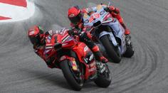 Márquez z nehody vinil Bagnaiu. Ten byl naštvaný, ale chybu odmítá