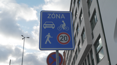 Ve městech začínají platit sdílené zóny. Z ulic mizí nadbytečné dopravní značky