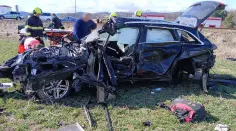 Vážná nehoda u Klatov. Vlak po nárazu odhodil auto desítky metrů daleko