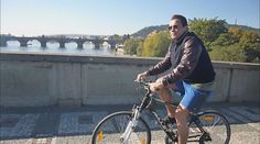 Terminátor dorazil do Prahy. Schwarzenegger se proháněl na kole bez helmy