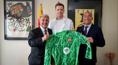 Szczesny po návratu z důchodu trénuje s Barcelonou. S platem jde výrazně dolů
