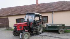 Dva traktory se srazily na Jihlavsku. Jeden řidič byl opilý, druhý bez řidičáku