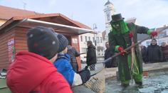 V Uherském Brodě prodává kapry vodník. Loví je v kašně