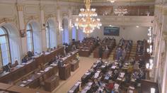 Z dětských skupin jesle nebudou. Poslanci kývli na prodloužení otcovské