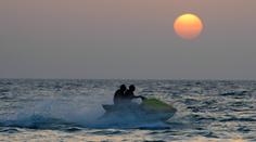 Vyjížďka na vodních skútrech stála turisty život. Zastřelili je pohraničníci