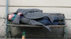 Muž v Brně seděl v kaluži krve! Chyběl mu prst a byl totálně namol