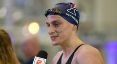 Do transgender plavkyně se opřel i guvernér. Mezi ženami prý nemá co dělat