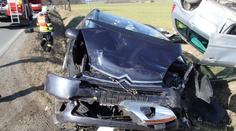 Auto po nehodě skončilo mimo silnici na střeše, zranila se i dívka!