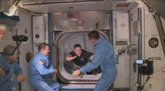 Astronauti Robert Behnken a Douglas Hurley vstoupili na ISS