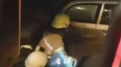 Od tragédie je dělily sekundy. Hasiči vytáhli posádku z potápějícího se auta