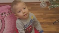 Vánoční zázrak! Díky léku vážně nemocný Maxík začal lézt po čtyřech