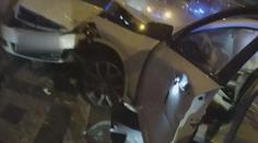 Muž v kradeném luxusním autě ujížděl policii. Honička skončila bouračkou