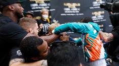 Mayweather vypěnil před zápasem s youtuberem, napadl jeho bratra