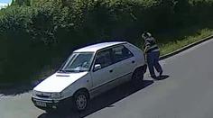 Řidička v Plzni smetla muže na mopedu a ujela, pátrá po ní policie