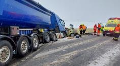 Sněhová kalamita má už dvě oběti. Na Bruntálsku havaroval autobus, 11 zraněných