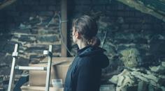 Žena odhalila děsivé tajemství svého podkroví. Někdo v něm tajně žil