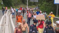 Klíčovou dálnici v Alpách zablokovaly protesty. Ročně jí projedou miliony aut