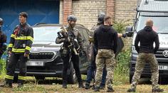 Squatteři obsadili dům v Praze 6. Vylezli na střechu a odmítají odejít