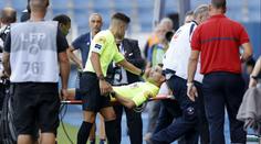 Děsivý moment ve francouzské Ligue 1. Sudí pozdravil hráče, pak zkolaboval